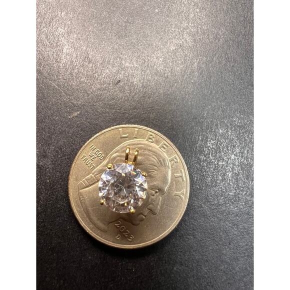 10k gold LUX 8.3mm cubic zirconia pendant - Picture 7 of 9